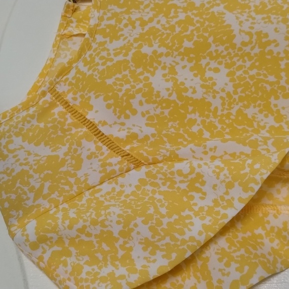 Lily White yellow and white printed blouse size medium flutter sleeve flowy - Picture 2 of 7
